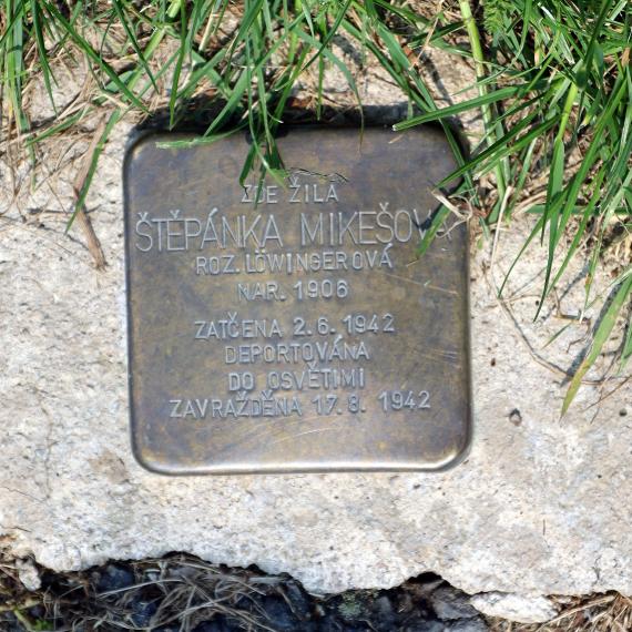 Stolperstein Štěpánka Mikešová, geb. Löwingerová - Pietätsgebiet Lidice