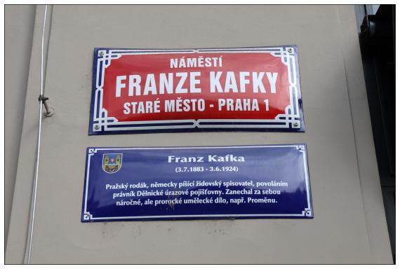 Franz-Kafka-Platz Altstadt - Prag 1 / Straßennamensschild mit Erläuterung