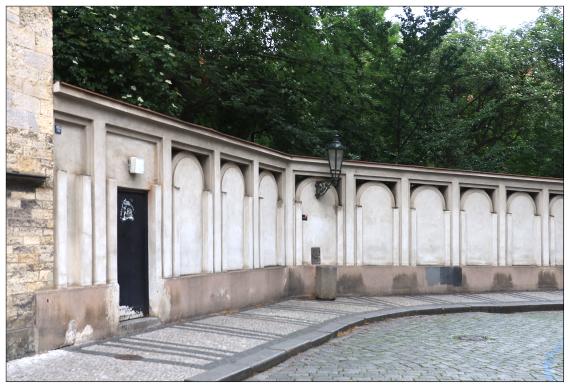 Friedhofsmauer entlang der U Starého hřbitova
