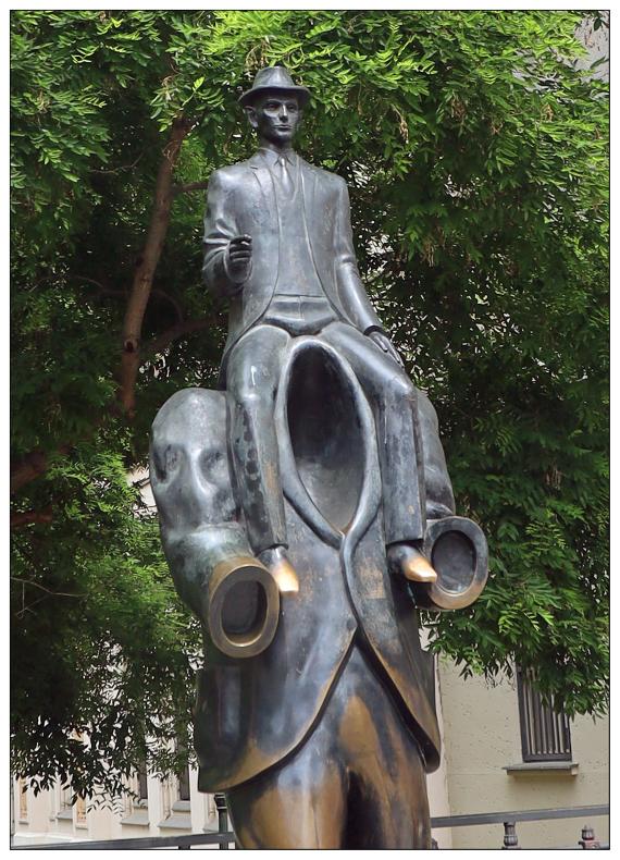 Franz-Kafka-Bronzeskulptur an der Spanischen Synagoge