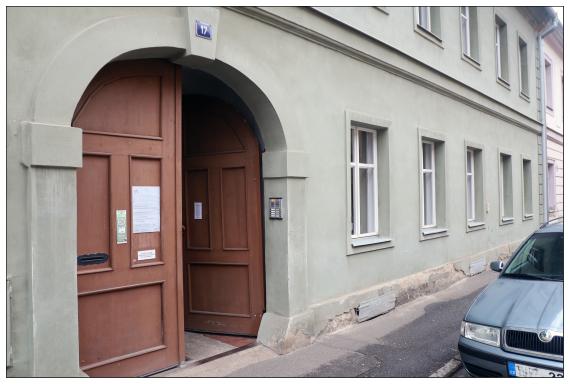 Eingangstor zum Hinterhof der ul. Dlouhá 17