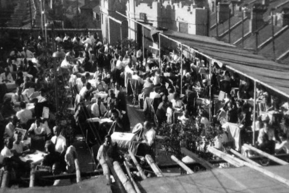 eine überfüllte Dachterrasse im Sommer