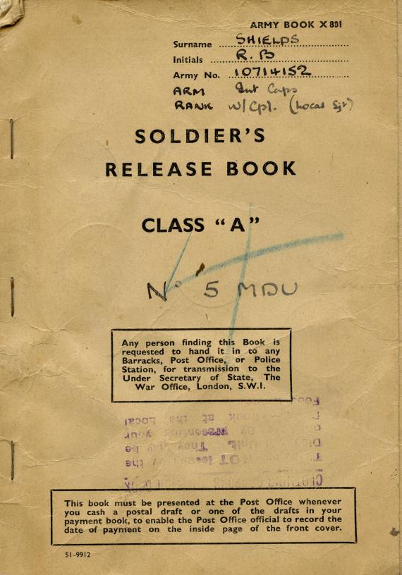 Entlassungsurkunde für einen Soldaten. Altes Papier mit schwarzer Schrift. 