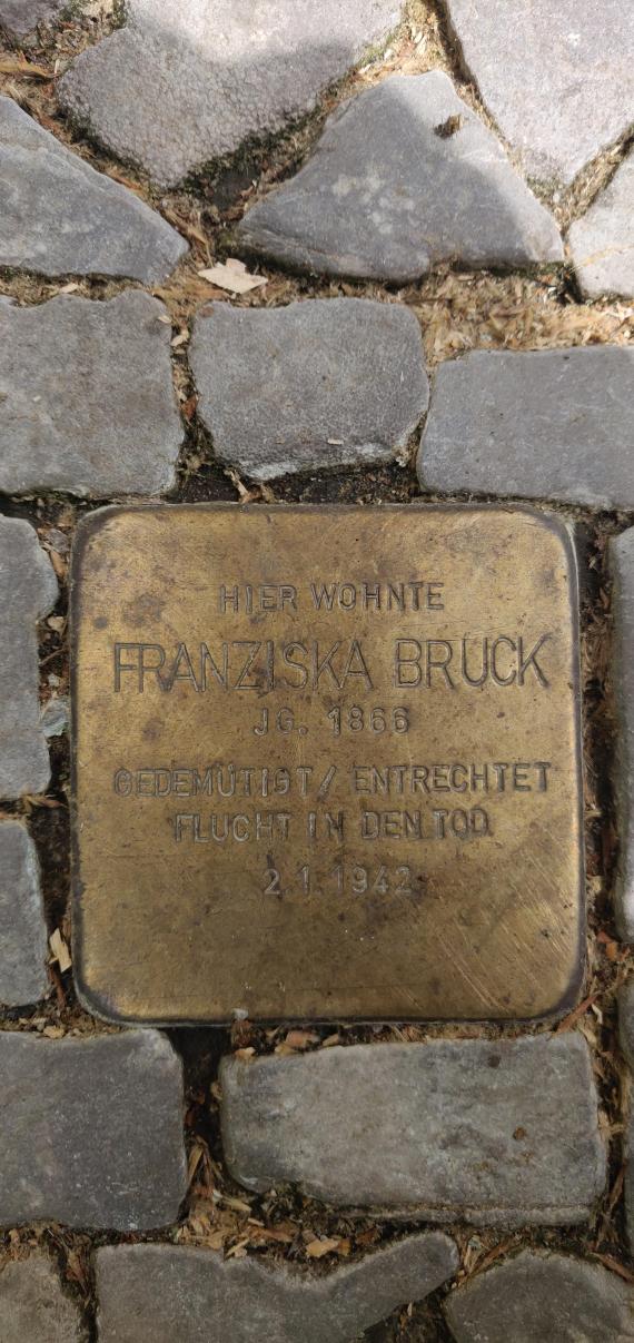 Stolperstein zur Erinnerung an Franziska Bruck: Innenschrift: Hier wohnte Franziska Bruck. JG. 1866; Gedemütigt / Entrechtet. Flucht in den Tod. 2.1.1942