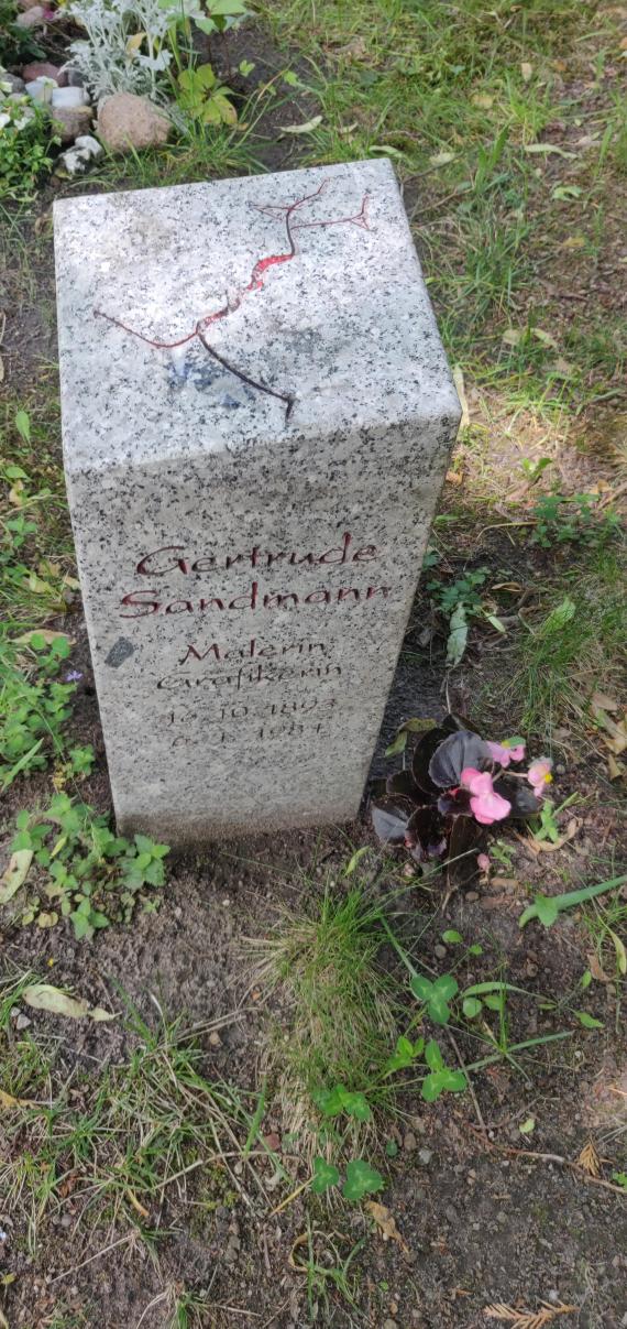 Gedenkstein Gertrude Sandmann und Tamara Streck Ashlar-shaped memorial stone with the dates of life and name of Gertrude Sandmann. Two lines are engraved on the stone, showing the outline of a couple kissing.
