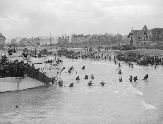 Schwarz-Weiß Bild. Landung von Soldaten an einem Strand. 