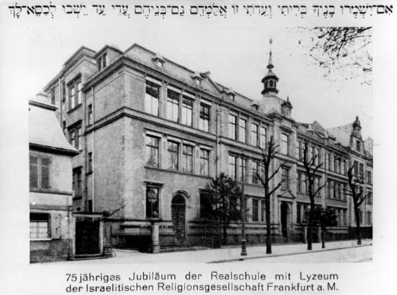 Schwarz-Weiß Bild. ein altes Schulgebäude, seitliche Ansicht, von der Straße aus fotografiert