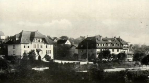Schwarz-Weiß Bild von zwei Häusern 
