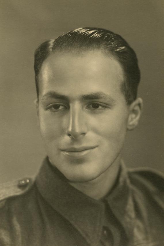 Schwarz-Weiß Porträt eines jungen Mannes in Uniform