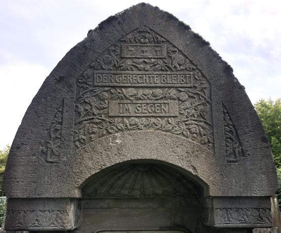 Jewish cemetery Crailsheim - Flower tendrils with memorial slogan