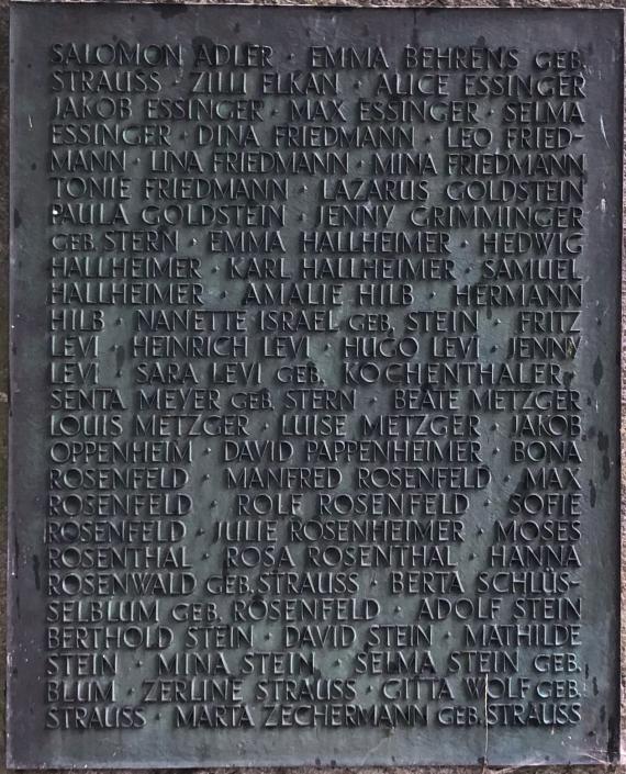 Gedenktafel auf dem Mahnmal mit den Namen der jüdischen Opfer der Verfolgungszeit aus Crailsheim 1933 bis 1945