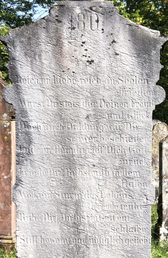Jewish cemetery Crailsheim - Gravestone - inclined bouquet of flowers with memorial text on the back - memorial saying on the back