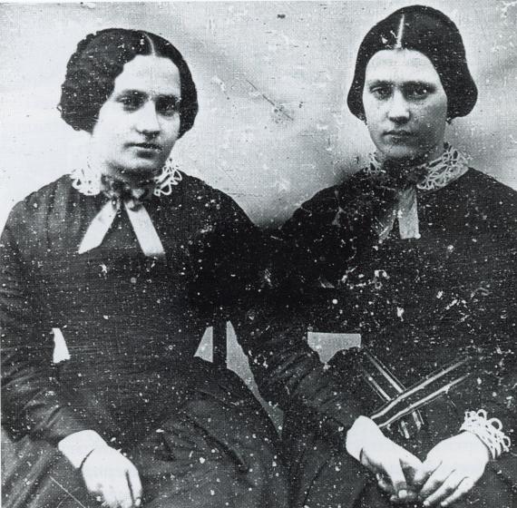 Lina (rechts) und ihre jüngere Schwester Jenny 