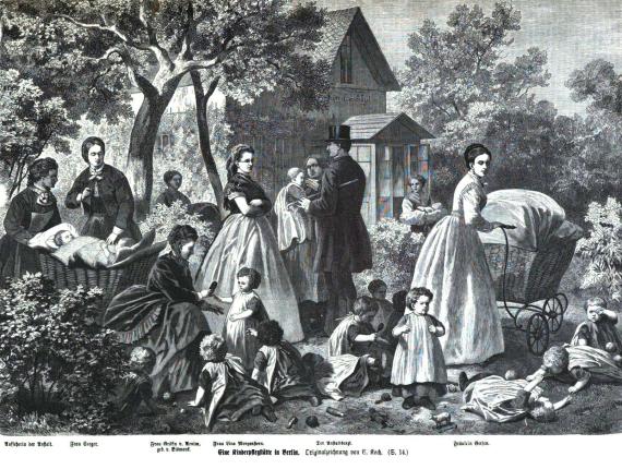 Lina inmitten von Kindern im Fröbel-Kindergarten