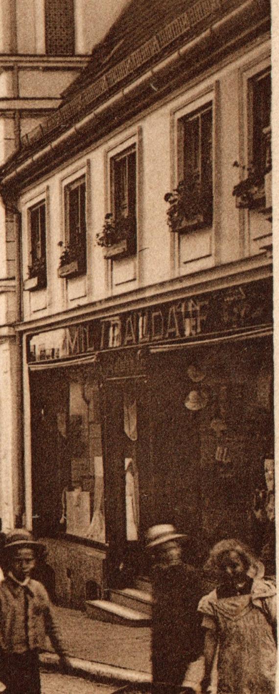 Historische Ansichtskarte - Dillingen a. D. - Stadtberg Historische Ansichtskarte - Dillingen a. D. - Stadtberg - mit Blick auf Geschäfte und Gasthäuser - versandt am 9. Dezember 1914 - Ausschnittvergrößerung Textilgeschäft Emil Baldauf