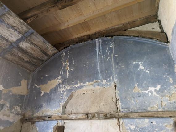 blue wall, barrel vault, niche for Torah shrine