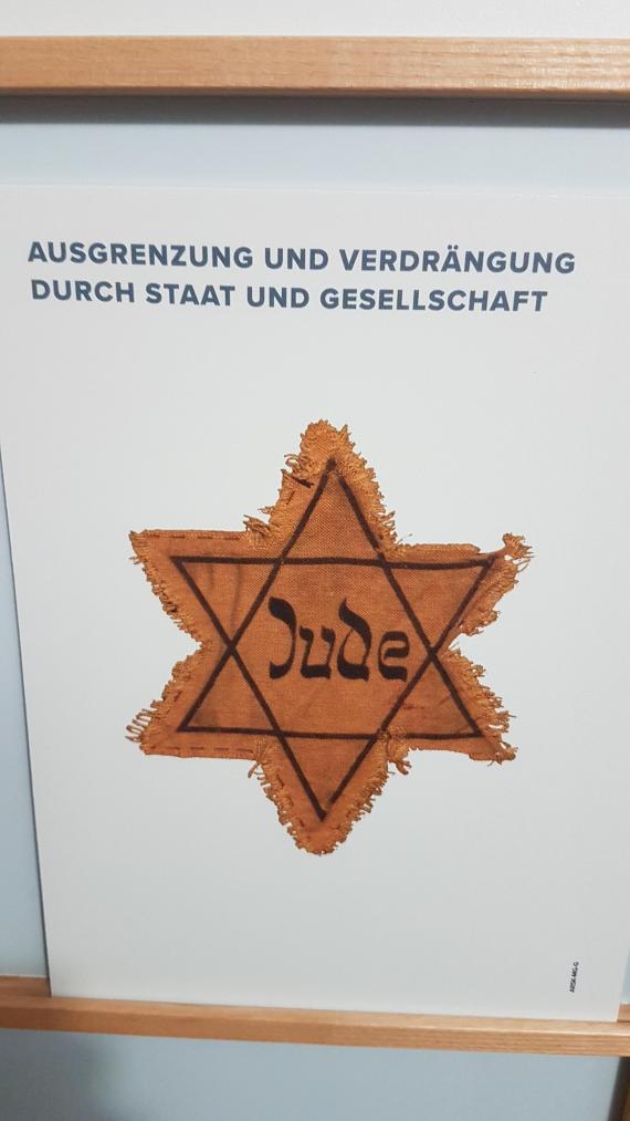 Exclusion and repression is the title of the information board above the picture of the Jewish star. Further information can be found on the reverse.