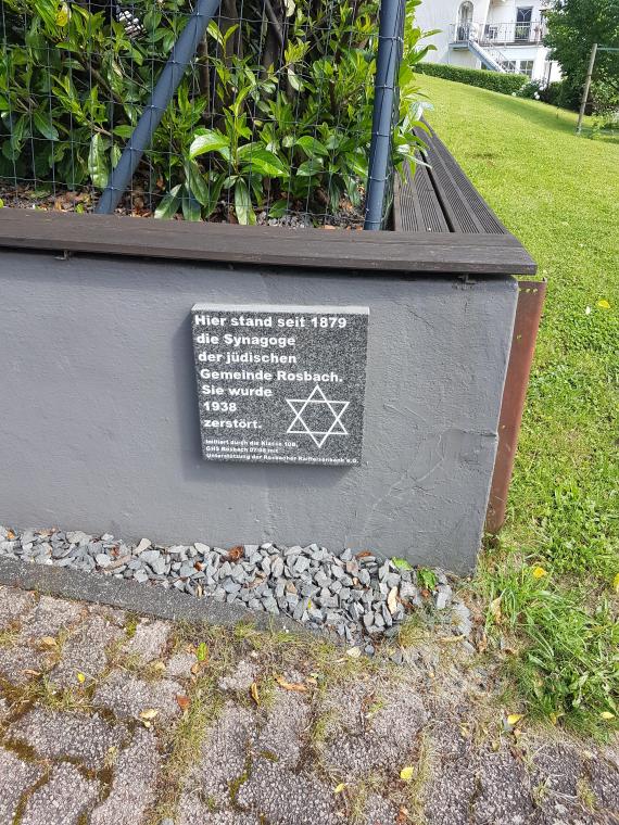 On the lower brick part of the garden fence of a private house is a marble plaque commemorating the destruction of the former Rosbach synagogue.