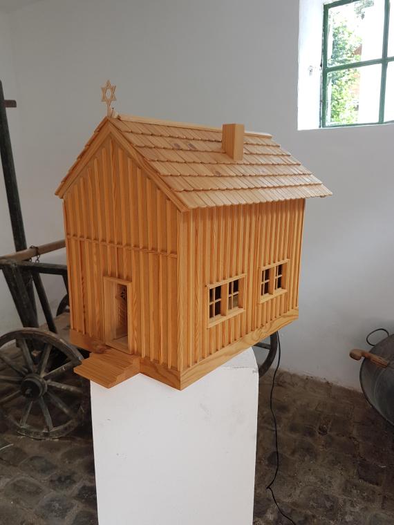 A wooden model of the synagogue, which was inaugurated in 1879, can be found in the workshop of the "Landjuden an der Sieg" memorial.