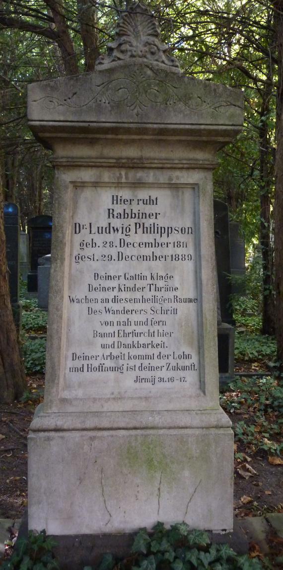 Die Inschrift lautet: Hier ruht Rabbiner Dr. Ludwig Philippson, geboren 28. Dezember 1811, gestorben 29. Dezember 1889, deiner Gattin Klage, deiner Kinder Träne, wachen an diesem heiligen Raume. Des Wanderers Schrift von nah und fern bannt Ehrfurcht hier und Dankbarkeit. Deiner Arbeit kommt der Lohn und Hoffnung ist deine Zukunft. Jirmij 31,16-17