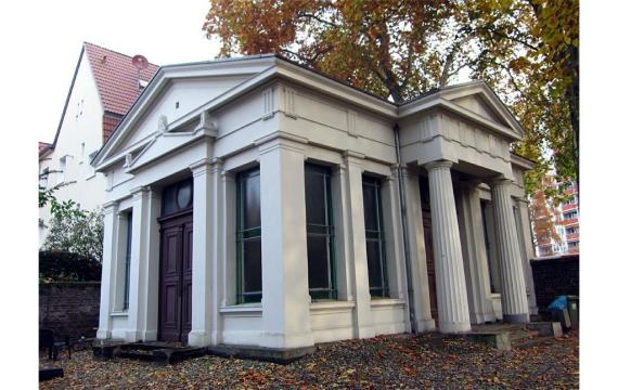 Tempelform mit Säulenportal und dreieckigen Giebel