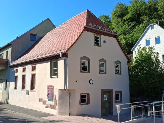 Die Synagoge Laudenbach nach der Sanierung, Blick in südlicher Richtung.