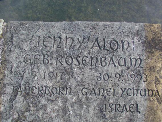 Das Foto zeigt die Nahaufnahme einer Gravierung auf einem grauen Gedenkstein. Darauf steht: Jenny Aloni geb. Rosenbaum 07.09.1917 Paderborn - 30.09.1993 Ganei Yehuda Israel 