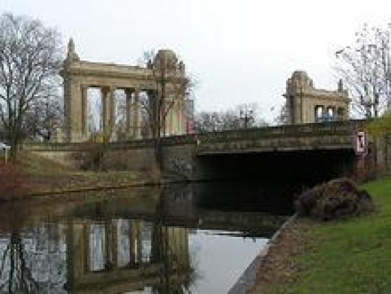 The Charlottenburg Gate marks the border to the district Tiergarten