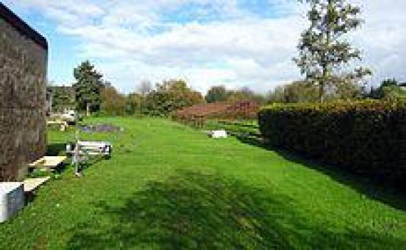 Der frühere jüdische Friedhof im „Meyser Feld“ in Krefeld-Hüls befand sich einst im Bereich links der Bildmitte. The former Jewish cemetery in the "Meyser Feld" in Krefeld-Hüls was once located in the area to the left of the center of the picture.