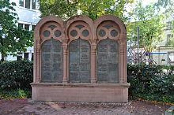 Synagogue monument