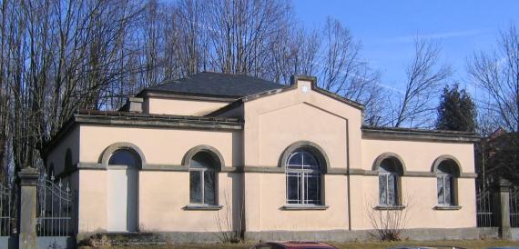 breites Haus mit fünf bogenförmigen Fenstern