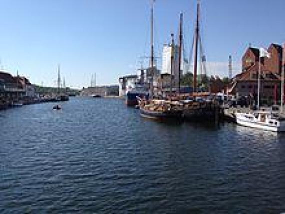 Blick auf den Hafen von der Brücke aus