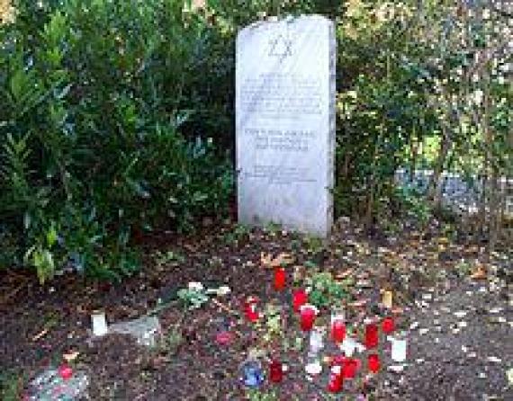 1995 errichtetes Denkmal am Stadtpark: „Den Toten zur Ehre den Lebenden zur Mahnung“