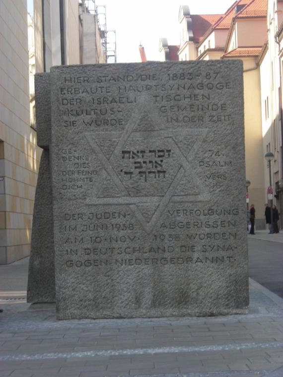 Memorial stone with inscription in Hebrew and German for the former main synagogue Munich