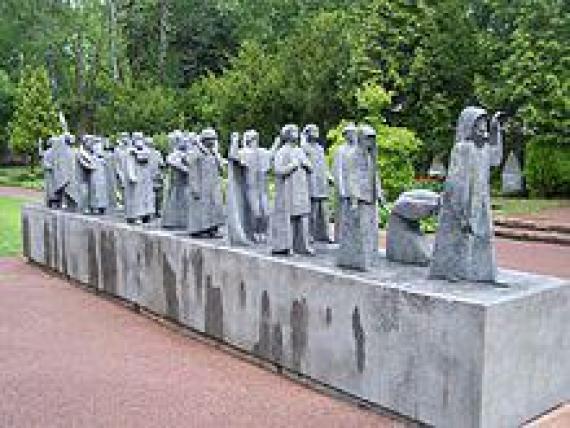Das Kunstwerk Die Endlose Straße auf dem Gertraudenfriedhof von Richard Horn The artwork The Endless Road at the Gertrauden Cemetery by Richard Horn
