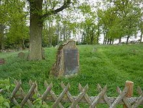 Entrance area with memorial plaque (photo from 2010, the fence has been renewed in the meantime)