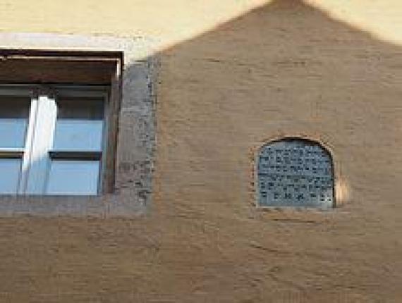 Jüdischer Grabstein an einer Regensburger Hauswand
