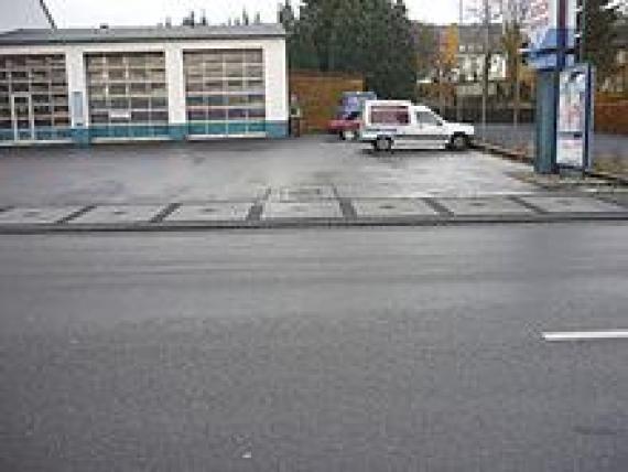 Blick auf Gedenktafel und Standort der ehemaligen Synagoge in Altenkirchen, Frankfurter Straße View of memorial plaque and location of former synagogue in Altenkirchen, Frankfurter Straße