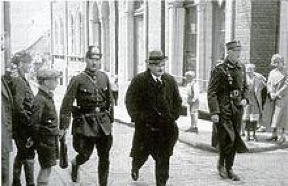 Arrest of the teacher and precentor Julius Cohn in 1933 in the street "Between the Cities