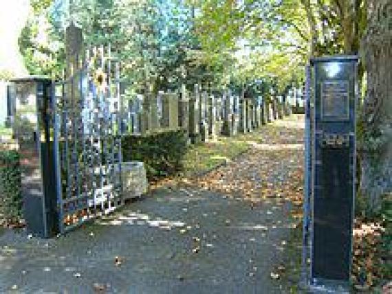 Eingangspforte zum jüdischen Friedhof in Konstanz. Er liegt rechts vom Eingang zum Hauptfriedhof von Konstanz.