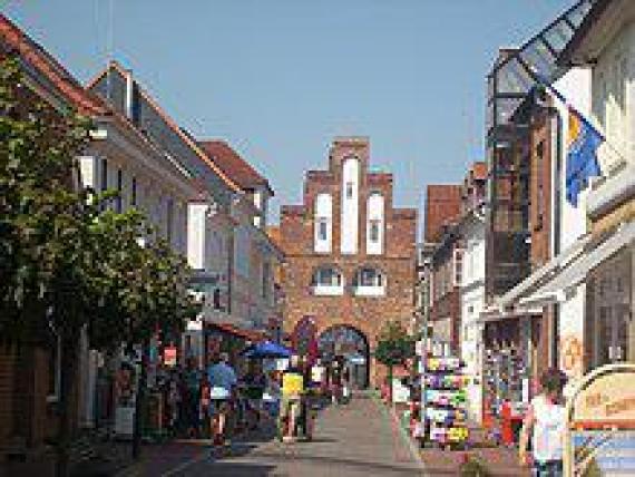 Kremper Street with the Kremper Gate