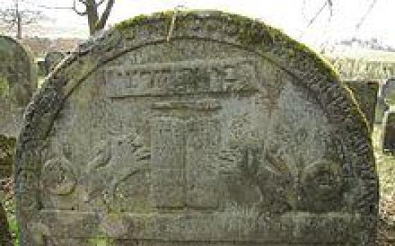 Symbols, including a mohel knife, on a gravestone of the Jewish cemetery in Hagenbach, 2011.