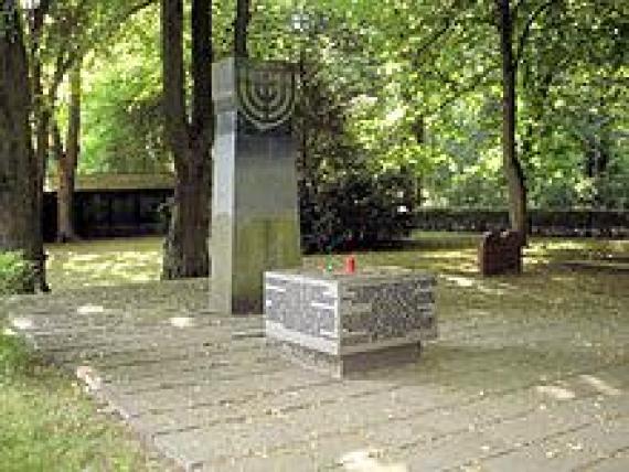 Gedenkstätte auf dem Jüdischen Friedhof Rostock Memorial at the Jewish Cemetery Rostock