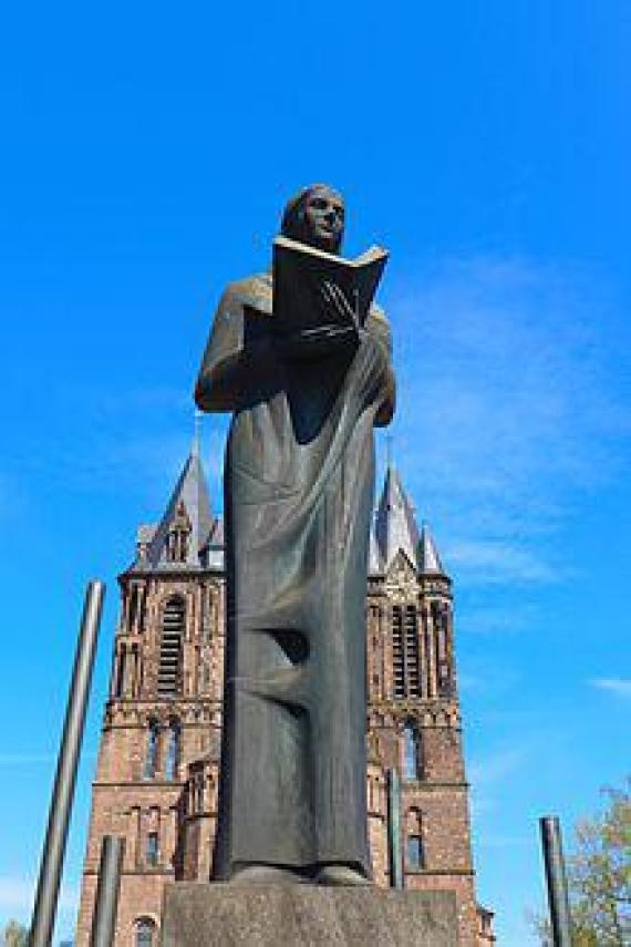 Odilienstatue vor dem Saardom, errichtet zur Erinnerung an das Kirchenpatronat des Frauenkloster auf dem Odilienberg im Elsass