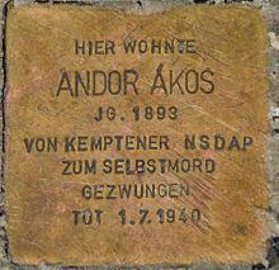 Stolperstein vor dem ehemaligen Wohnhaus von Andor Ákos Stolperstein vor dem ehemaligen Wohnhaus von Andor Ákos