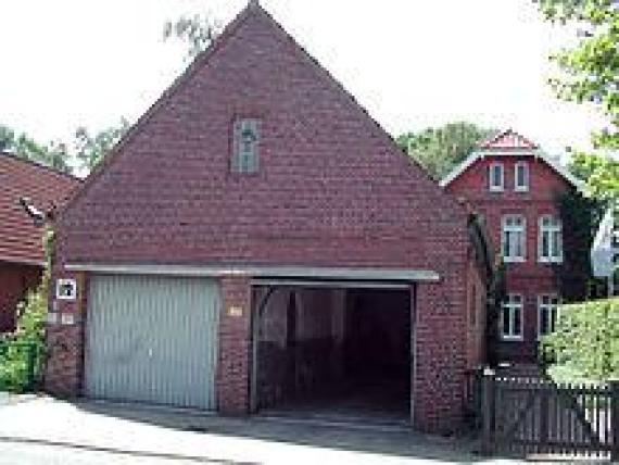 Ehemalige Synagoge in Esens mit dem jüdischen Schulhaus (im Hintergrund). Das Gebäude der Synagoge wird heute als Garage genutzt