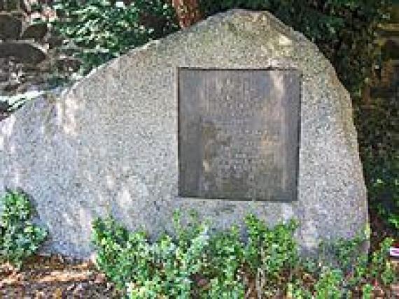 Memorial stone for the synagogue destroyed in 1938, which stood on the opposite side of the street (Nordstr. 40)