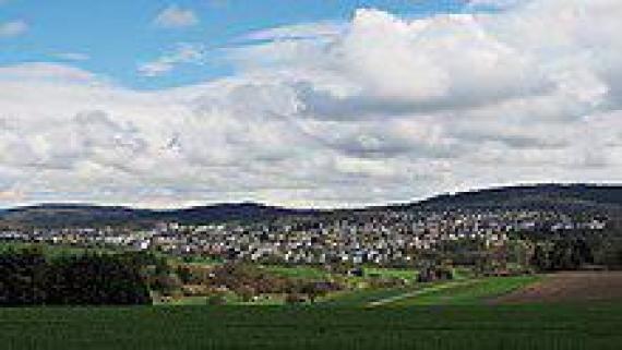 Blick von Nordwest auf die beiden größten Stadtteile Hahn und Bleidenstadt