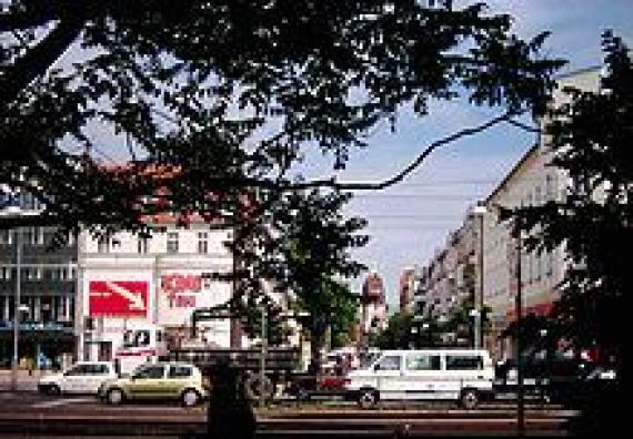 Das am Antonplatz verbliebene Kino Toni und Verkehr auf der Berliner Allee in Richtung Berlin-Mitte, 2005