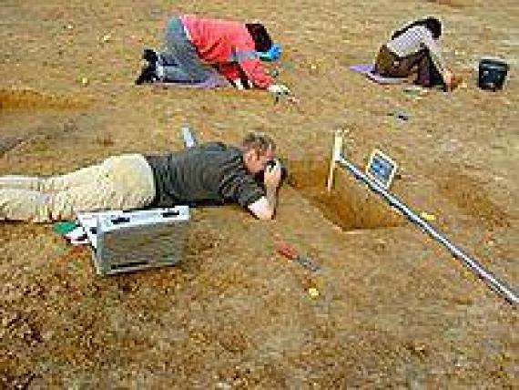 Excavation and documentation of post traces within the Late Linear Pottery earthwork near Usingen, autumn 2000.